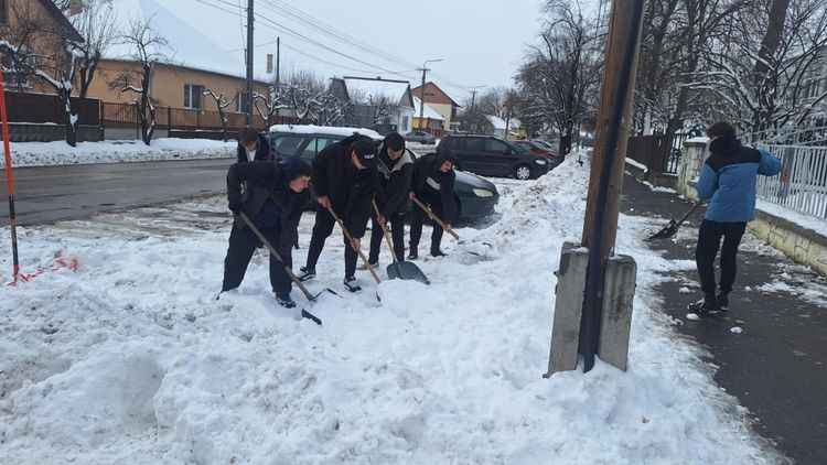 ÖSSZEFOGÁS A HÓ ELLEN