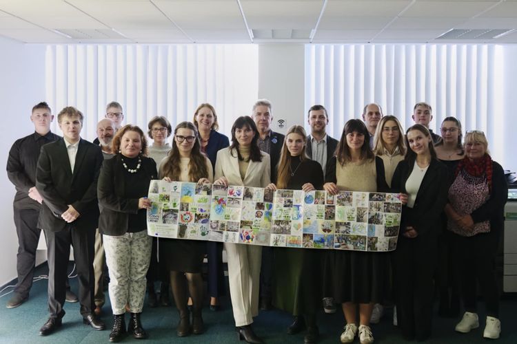 Kérdések a hatalom asztalánál