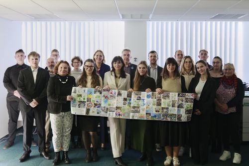 Kérdések a hatalom asztalánál